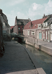 831799 Gezicht op enkele huizen langs het Zwarte Water te Utrecht, vanaf de Keizersgracht; op de achtergrond de ...
